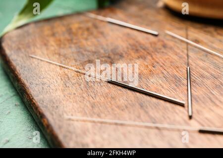 Aiguilles d'acupuncture sur panneau en bois, gros plan Banque D'Images