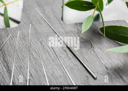 Aiguilles d'acupuncture sur panneau en bois, gros plan Banque D'Images