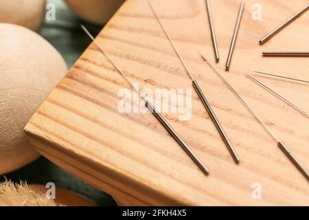 Aiguilles d'acupuncture sur panneau en bois, gros plan Banque D'Images