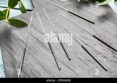 Aiguilles d'acupuncture sur panneau en bois, gros plan Banque D'Images