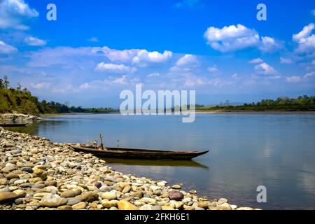 Bateau sur la rivière. Paysage vue panoramique de la rivière large, Jia-Bhorali, un affluent de la rivière Brahmaputra, au parc national de Nameri, Assam, Inde. Banque D'Images