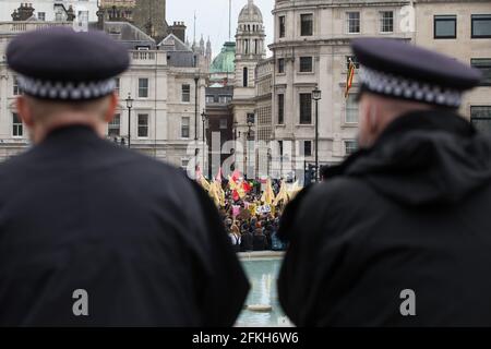 Londres, Royaume-Uni. 1er mai 2021. Les policiers de la police métropolitaine recueillent des renseignements alors que des milliers de personnes assistent à une manifestation tuer le projet de loi à Trafalgar Square dans le cadre d'une Journée nationale d'action pour marquer la Journée internationale des travailleurs. Des manifestations nationales ont été organisées contre le projet de loi sur la police, la criminalité, la peine et les tribunaux, qui accorderait à la police toute une gamme de nouveaux pouvoirs discrétionnaires pour mettre fin aux manifestations. Crédit : Mark Kerrison/Alamy Live News Banque D'Images