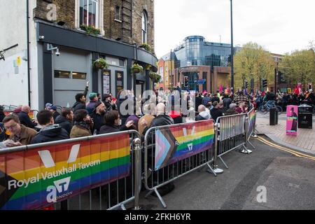 Londres, Royaume-Uni. 1er mai 2021. Les clients de la taverne Royale Vauxhall applaudissent le fait que des milliers de personnes participant à une démonstration de tuer le projet de loi passent par Vauxhall lors d'une Journée nationale d'action pour marquer la Journée internationale des travailleurs. Des manifestations nationales ont été organisées contre la loi 2021 sur la police, la criminalité, la peine et les tribunaux, qui accorderait à la police toute une gamme de nouveaux pouvoirs discrétionnaires pour mettre fin aux manifestations. Crédit : Mark Kerrison/Alamy Live News Banque D'Images