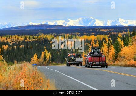 Snowy mountains et State Rd #4 Alaska USA Banque D'Images