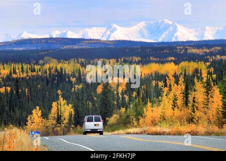 Snowy mountains et State Rd #4 Alaska USA Banque D'Images