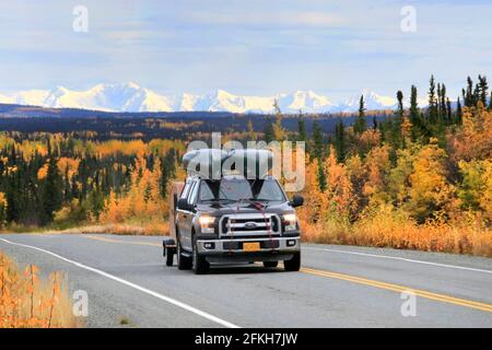 Snowy mountains et State Rd #4 Alaska USA Banque D'Images