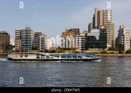 Une botte de croisière futuriste Himiko sur le fleuve Sumida à Tokyo, au Japon. Banque D'Images