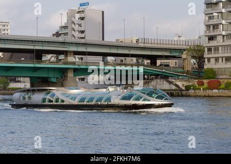 Une botte de croisière futuriste Himiko sur le fleuve Sumida à Tokyo, au Japon. Banque D'Images
