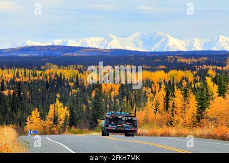 Snowy mountains et State Rd #4 Alaska USA Banque D'Images