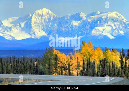 Snowy mountains et State Rd #4 Alaska USA Banque D'Images