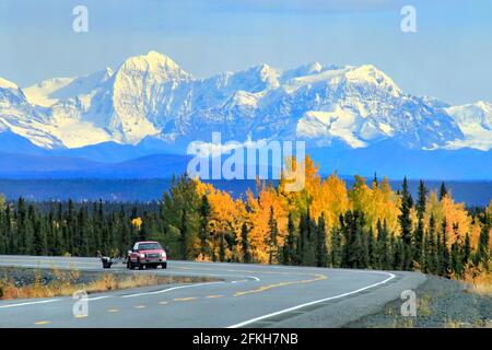 Snowy mountains et State Rd #4 Alaska USA Banque D'Images