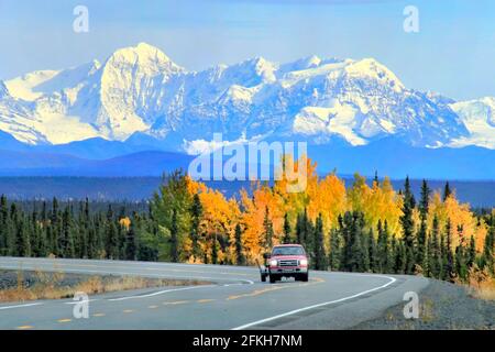 Snowy mountains et State Rd #4 Alaska USA Banque D'Images