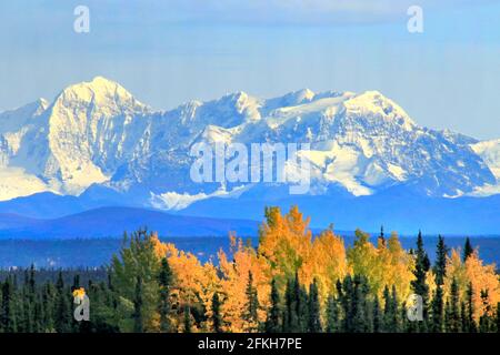 Snowy mountains et State Rd #4 Alaska USA Banque D'Images