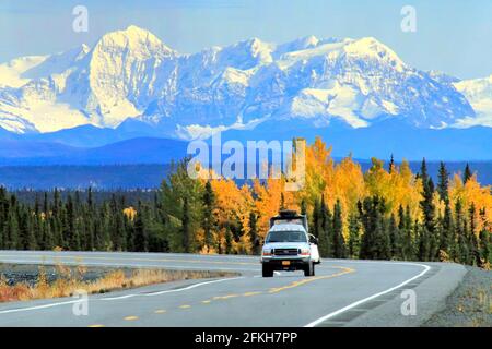 Snowy mountains et State Rd #4 Alaska USA Banque D'Images