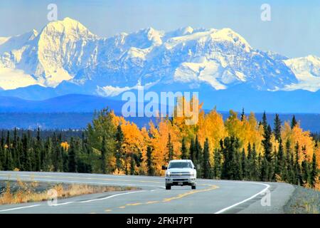 Snowy mountains et State Rd #4 Alaska USA Banque D'Images