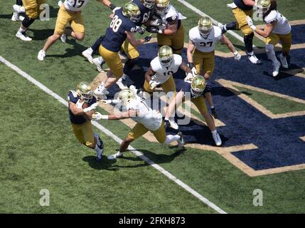 South Bend, Indiana, États-Unis. 1er mai 2021. Notre Dame de retour Chris Tiree (25) court avec le ballon comme la sécurité de notre Dame Isaiah Pryor (10) poursuit pendant le match de football annuel de notre Dame Blue-Gold Spring au stade notre Dame de South Bend, Indiana. John Mersiits/CSM/Alamy Live News Banque D'Images