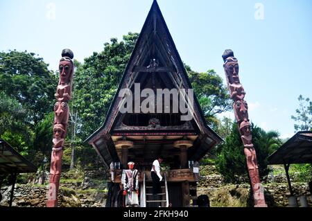 Musée Huta Bolon Simanindo et ancienne maison indonésienne pour les personnes indonésiennes et les voyageurs étrangers se rendent à tomok in Samosir à Sumatera UT Banque D'Images