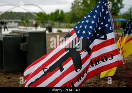 Salem, États-Unis. 1er mai 2021. Un rassemblement pour les causes conservatrices d’extrême-droite, les droits des armes à feu et le deuxième amendement, ainsi que Donald Trump, ont attiré environ 200-300 partisans, dont un grand contingent de fiers garçons, à Riverfront Park à Salem, Oregon, le 1er mai 2021. (Photo de John Rudoff/Sipa USA) crédit: SIPA USA/Alay Live News Banque D'Images