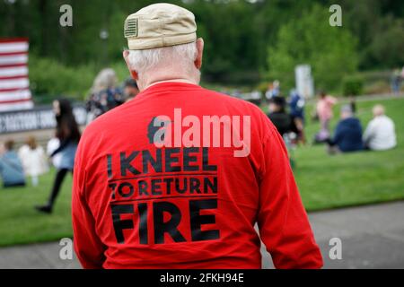 Salem, États-Unis. 1er mai 2021. Un rassemblement pour les causes conservatrices d’extrême-droite, les droits des armes à feu et le deuxième amendement, ainsi que Donald Trump, ont attiré environ 200-300 partisans, dont un grand contingent de fiers garçons, à Riverfront Park à Salem, Oregon, le 1er mai 2021. (Photo de John Rudoff/Sipa USA) crédit: SIPA USA/Alay Live News Banque D'Images