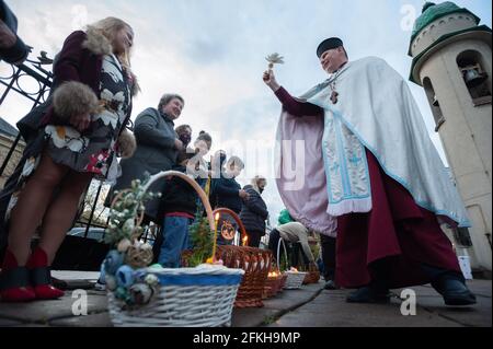 Lviv, Ukraine. 1er mai 2021. Un prêtre ukrainien bénit les croyants d'une Église orthodoxe alors qu'ils célèbrent Pâques pour marquer la résurrection de Jésus-Christ des morts et la fondation de la foi chrétienne. (Photo de Mykola TYS/SOPA Images/Sipa USA) crédit: SIPA USA/Alay Live News Banque D'Images