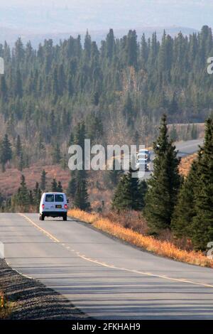 Voitures de tourisme sur Park Rd dans le parc national Denali Alaska ÉTATS-UNIS Banque D'Images