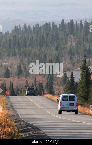 Une voiture de tourisme sur Park Rd dans le parc national Denali Alaska États-Unis Banque D'Images