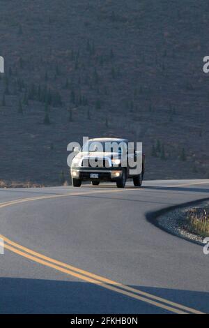 Une voiture de tourisme sur Park Rd dans le parc national Denali Alaska États-Unis Banque D'Images