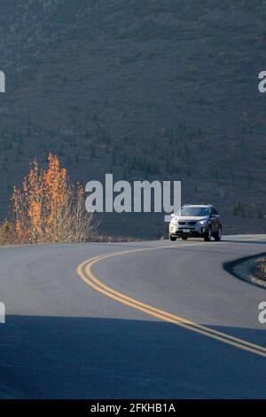 Une voiture de tourisme sur Park Rd dans le parc national Denali Alaska États-Unis Banque D'Images