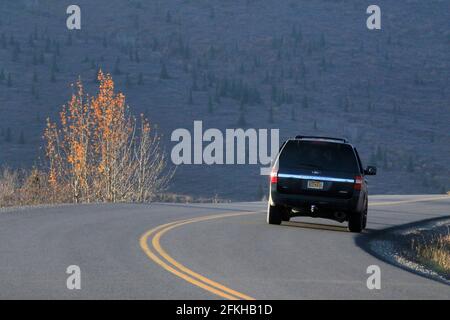 Une voiture de tourisme sur Park Rd dans le parc national Denali Alaska États-Unis Banque D'Images