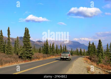 Une voiture de tourisme sur Park Rd dans le parc national Denali Alaska États-Unis Banque D'Images