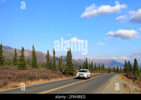 Une voiture de tourisme sur Park Rd dans le parc national Denali Alaska États-Unis Banque D'Images