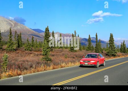 Une voiture de tourisme sur Park Rd dans le parc national Denali Alaska États-Unis Banque D'Images