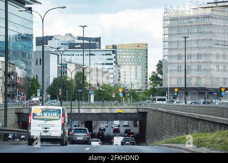 Varsovie, Pologne - 22 mai 2020 : circulation dans le centre-ville. Des embouteillages se produisent dans la ville par beau temps. Banque D'Images