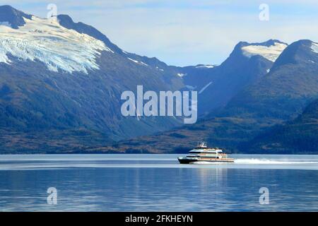 Un bateau de croisière dans le fjord Alaska USA Banque D'Images