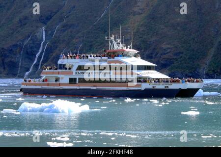 Bateau de croisière à Kenai Fjords Alaska USA Banque D'Images