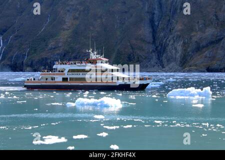 Bateau de croisière à Kenai Fjords Alaska USA Banque D'Images