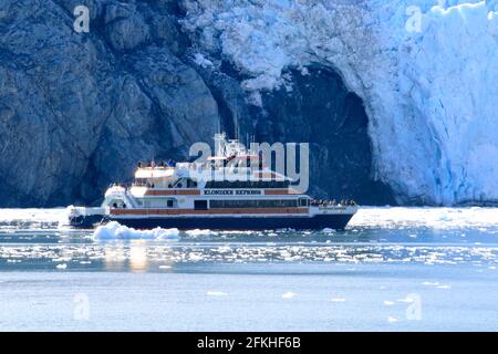 Bateau de croisière à Kenai Fjords Alaska USA Banque D'Images