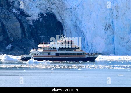 Bateau de croisière à Kenai Fjords Alaska USA Banque D'Images