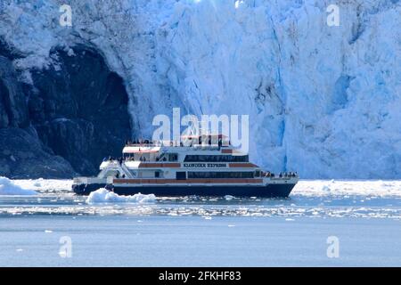 Bateau de croisière à Kenai Fjords Alaska USA Banque D'Images