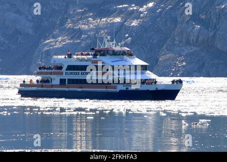 Bateau de croisière à Kenai Fjords Alaska USA Banque D'Images