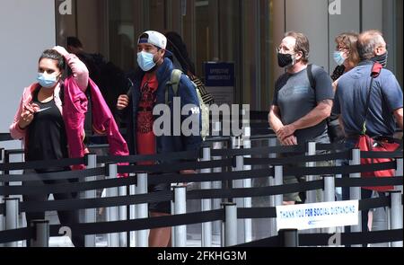 Orlando, États-Unis. 1er mai 2021. Les passagers portant un masque facial comme mesure préventive contre la propagation du covid-19 attendent en file d'attente pour être dépistés par la TSA à l'aéroport international d'Orlando. Le 30 avril 2021, l'Administration de la sécurité des transports a prolongé le mandat du masque fédéral, qui devait expirer le 11 mai, jusqu'en septembre 13 pour tous les passagers aériens de plus de 2 ans. (Photo de Paul Hennessy/SOPA Images/Sipa USA) crédit: SIPA USA/Alay Live News Banque D'Images