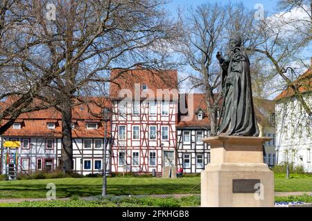 Denkmal Georg Kardinal Kopp und Fachwerkhäuser à Duderstadt, Niedersachsen, Allemagne | Statue de Georg Kardinal Kopp et maisons à ossature bois Banque D'Images