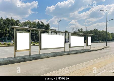 Panneau vierge dans un arrêt de bus, en milieu urbain, avec espace de copie Banque D'Images