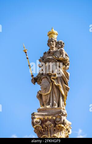 Marienstatue der Mariensäule à Duderstadt, Niedersachsen, Allemagne | statue de Sainte-Marie sur la colonne de Duderstadt, Basse-Saxe, Allemagne Banque D'Images