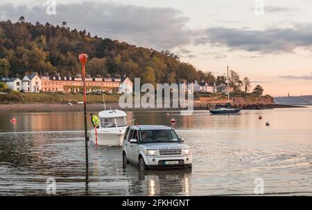 Crosshaven, Cork, Irlande. 02 mai 2021. Rafal Sikora et Tom Nowak se mettent à lancer leur bateau à partir de la cale avant l'aube alors qu'ils se dirigent vers une journée de pêche à Crosshaven, Co. Cork, Irlande. - crédit; David Creedon / Alamy Live News Banque D'Images