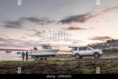 Crosshaven, Cork, Irlande. 02 mai 2021. Rafal Sikora, Tomas Pietrzgk et Tom Nowak se préparer à lancer leur bateau depuis le dérapage avant l'aube alors qu'ils se dirigent vers une journée de pêche à Crosshaven, Co. Cork, Irlande. - crédit; David Creedon / Alamy Live News Banque D'Images