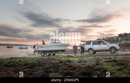 Crosshaven, Cork, Irlande. 02 mai 2021. Rafal Sikora, Tomas Pietrzgk, Darek Blesz et Tom Nowak se mettent à lancer leur bateau à partir du dérapage avant l'aube, alors qu'ils se lancent pour une journée de pêche à Crosshaven, Cork Co., en Irlande. - crédit; David Creedon / Alamy Live News Banque D'Images