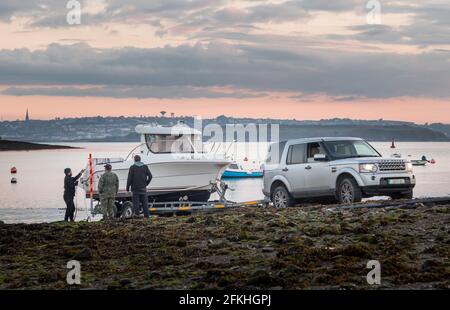 Crosshaven, Cork, Irlande. 02 mai 2021. Rafal Sikora, Tomas Pietrzgk et Tom Nowak se préparer à lancer leur bateau depuis le dérapage avant l'aube alors qu'ils se dirigent vers une journée de pêche à Crosshaven, Co. Cork, Irlande. - crédit; David Creedon / Alamy Live News Banque D'Images