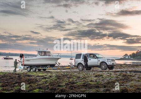 Crosshaven, Cork, Irlande. 02 mai 2021. Rafal Sikora, Tomas Pietrzgk et Tom Nowak se préparer à lancer leur bateau depuis le dérapage avant l'aube alors qu'ils se dirigent vers une journée de pêche à Crosshaven, Co. Cork, Irlande. - crédit; David Creedon / Alamy Live News Banque D'Images