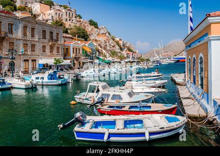 Le port de Symi, une petite île du Dodécanèse, qui étonne les visiteurs avec l'atmosphère calme et l'architecture fabuleuse. Banque D'Images